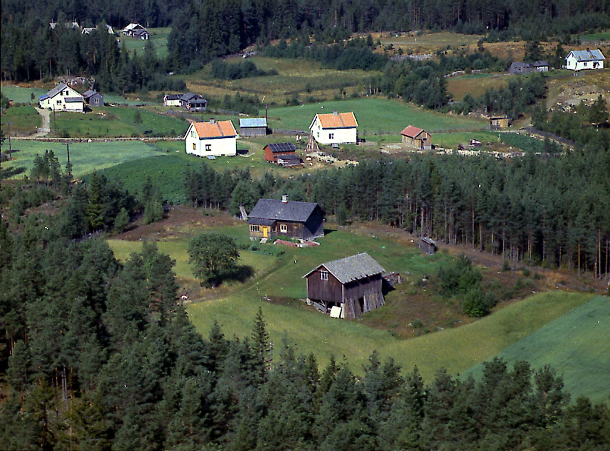 Grønvold (Gnr 55/27) i Hogstadgrenda (Heradsbygda). Adresse Nøtåsvegen 292. Hvitt hus bak til venstre er Nordli (Gnr 39/69). De to hvite husene midt i bildet er til venstre Bakketun (Gnr 39/80) og til høyre Furuheim (Gnr 39/79). Helt øverst til høyre ser vi Enerhaugen (Gnr 39/56)
