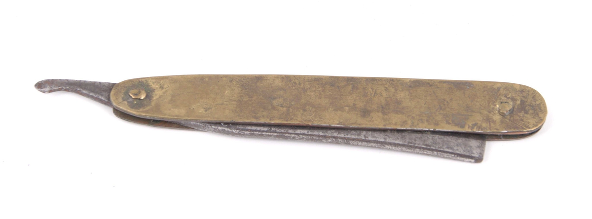 Barberkniv med hjemmelaget skaft av messingplater