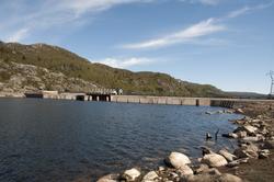 Gamle Skarfoss dam mot øst, nye dammen i bakgrunn