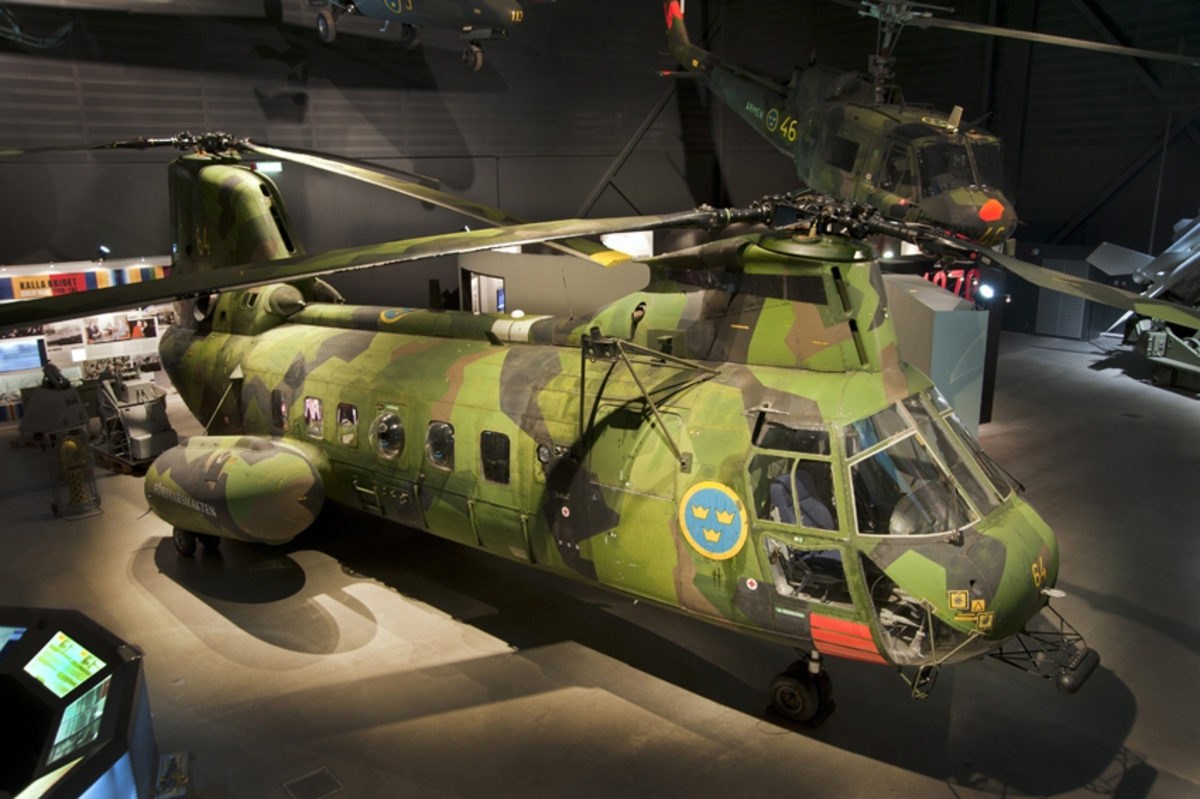 Helikopter, HKP 4B. 
Boeing Vertol 107 II-14/15 

Helikoptern är klamouflagemålad och har åtta fyrkantiga fönster på varje sida.
Märkning: På nosen kodsiffra 64. På sidan kronmärke samt texten Försvarsmakten.