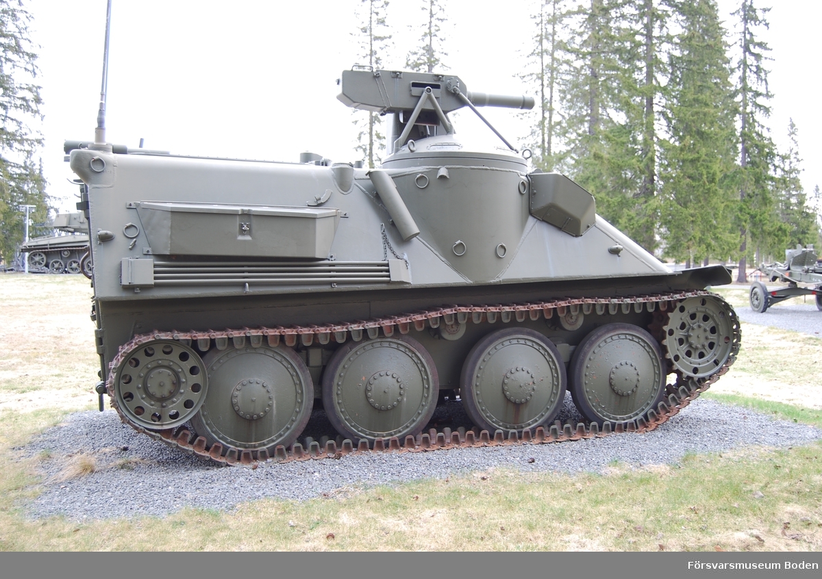 Byggd på chassit till stridsvagn m/1941 och levererad 1961-1963. Med 20 mm automatkanon m/1945.