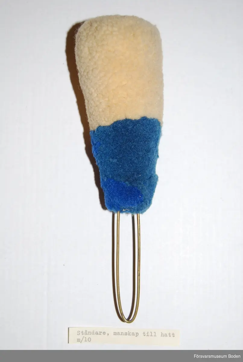 Nedre delen av blått ullgarn och toppen av gult ullgarn (nu blekt). Bars till stor och liten paraddräkt.