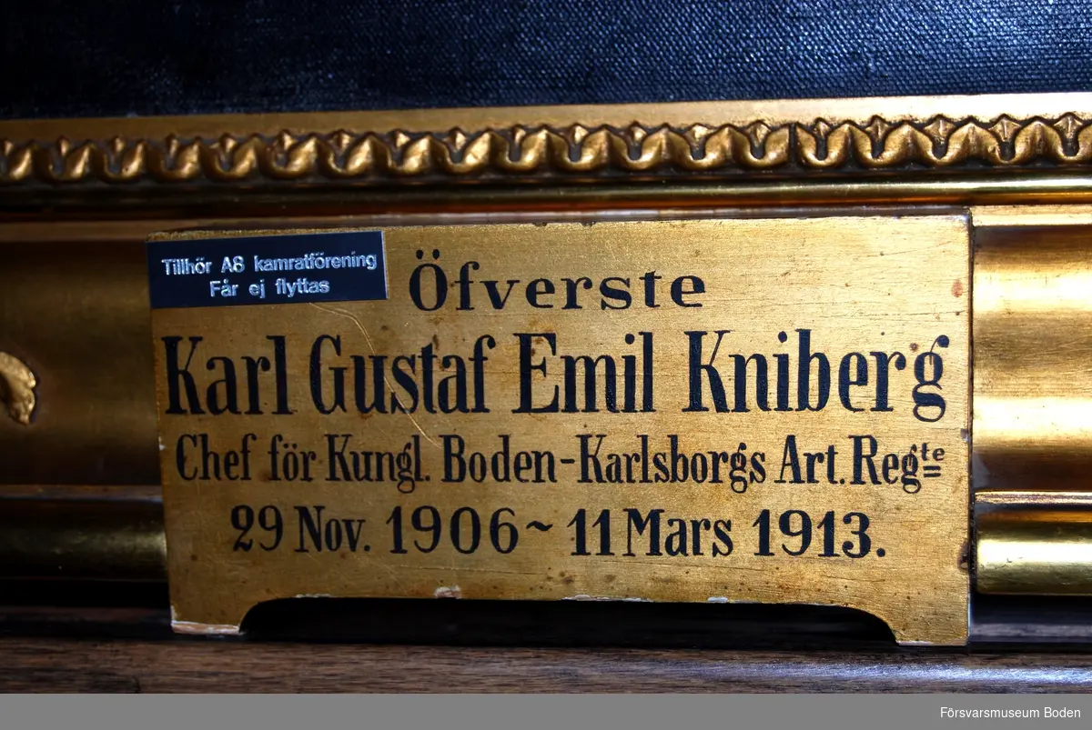 Oljemålning föreställande överste Karl Gustaf Emil Kniberg, chef för Boden-Karlborgs artilleriregemente 29 november 1906 - 11 mars 1913. Ingen signatur synlig. Deposition från A 8 kamratförening.