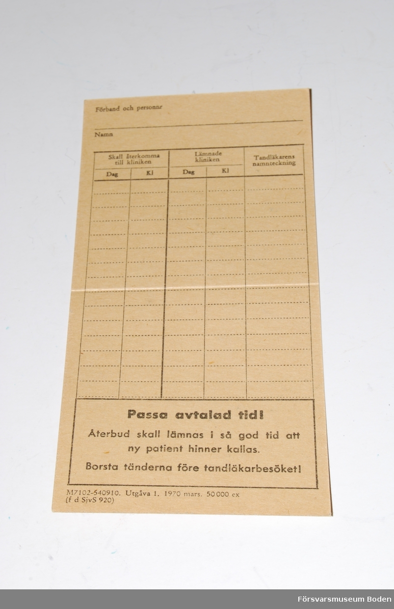 Av kartongpapper 7,5 x 14,7 cm. Veck för att kunna vikas på mitten. Utgåva från 1970.