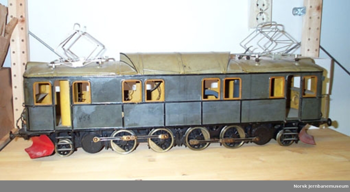 Modell av elektrisk lokomotiv etter svensk forbilde, men ingen eksakt type