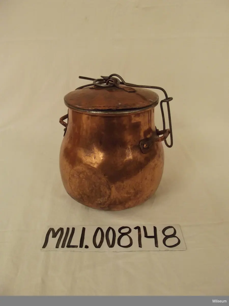 Kokkärl m/ä - 1894 av koppar
Består av en dricksflaska m/1864 som försetts med bygel och krok.