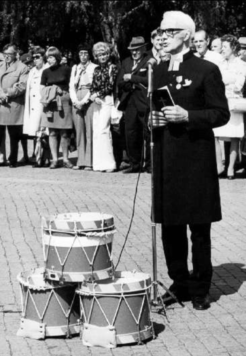 Kyrkoherde Tore Lord håller korum på Eksjö torg framför ryttarstatyn i samband med Smålandshusarernas årliga samling.