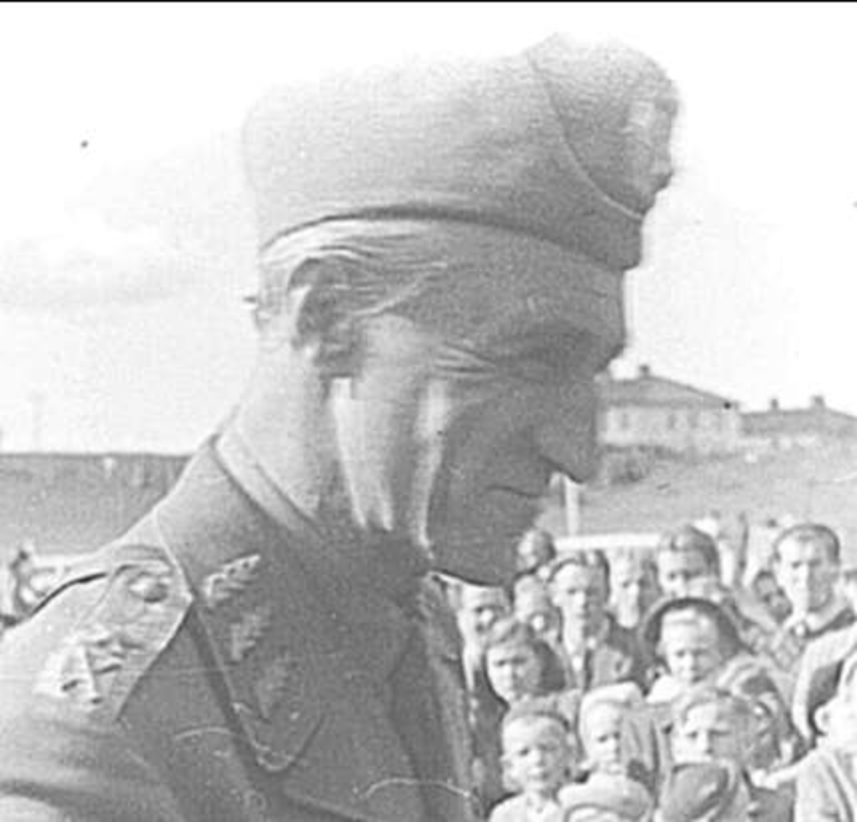 Militärbefälhavaren, General Sven Colliander, vid prisutdelning på hoppbanan (lusharpan) K 3 Skövde.