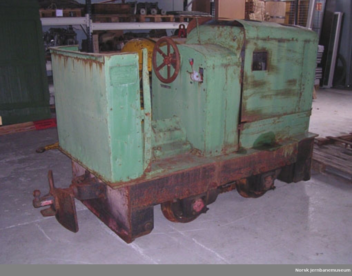 Diesellokomotoiv : smalsporet (600 mm) diesellokomotiv JUNG type EL105 - brukt på jernbaneanlegg