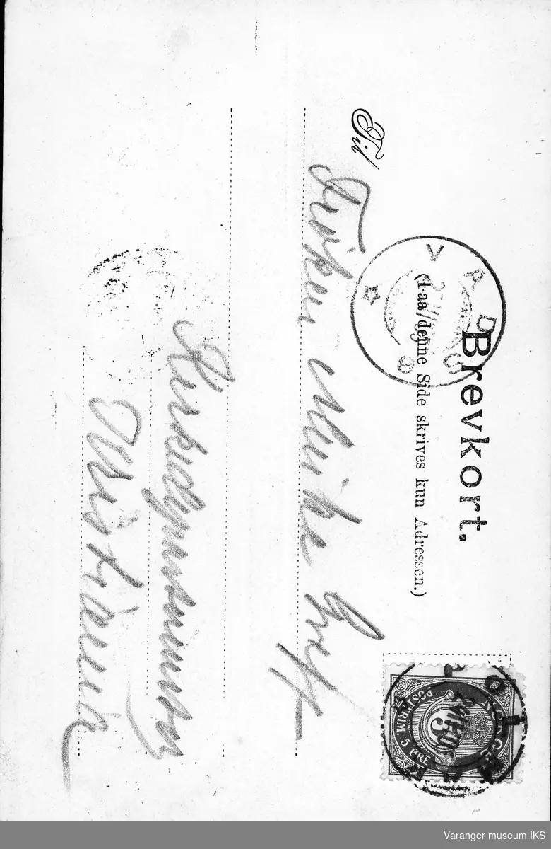 Postkort, postmann på ski med hund venter utenfor Amtmannsgården i Vadsø 1905.