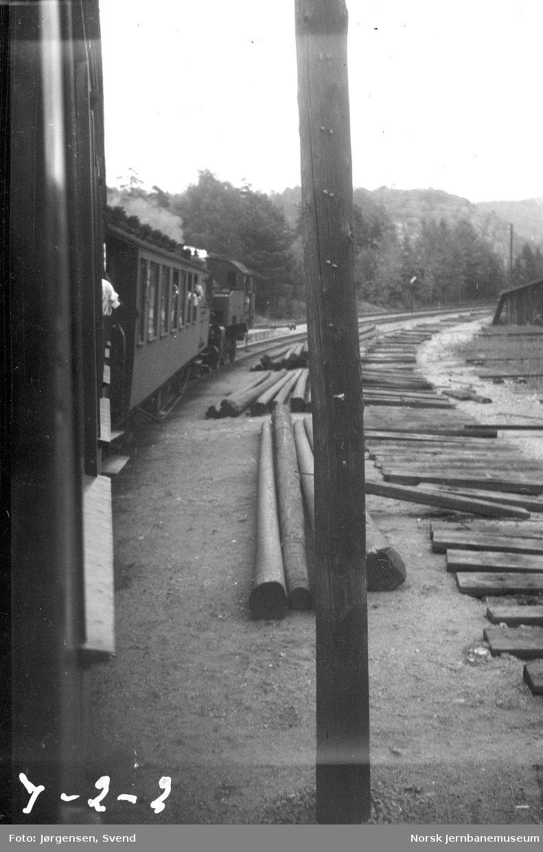 Tog på Eidanger stasjon, fotografert forover mot lokomotivet
