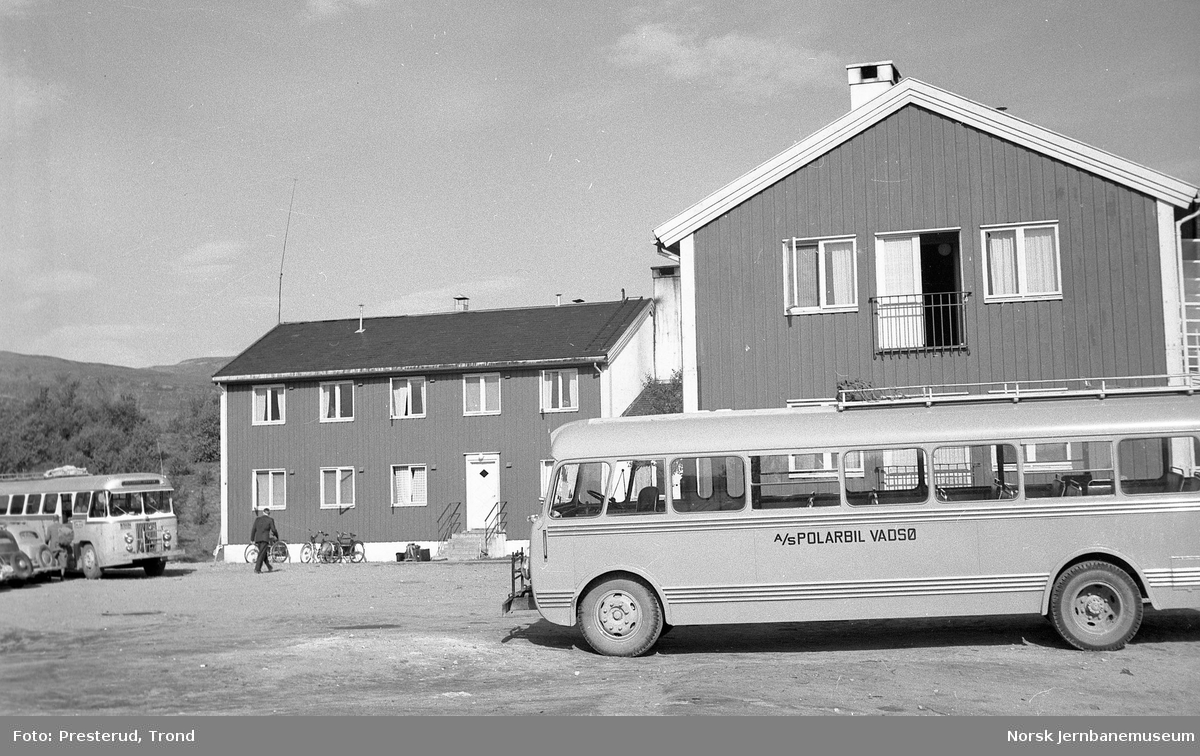 Nord-Norge-bussen - en buss fra Polarbil Y-2100 - ved Lakselv gjestgiveri