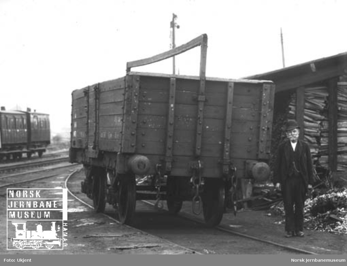 Hovedbanens kassevogn litra L nr. 1468 med verkstedformann Narvesen
