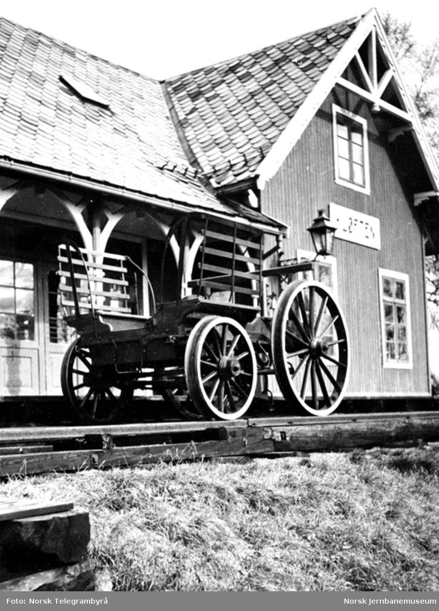 Jernbanemuseet på Disen : Dresinen "dreperen" foran Kløften stasjonsbygning