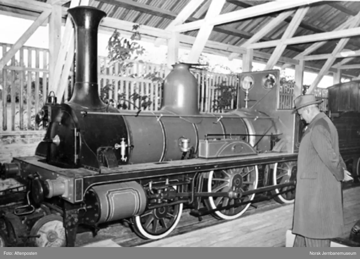 Jernbanemuseet på Disen : Damplokomotiv type 2a nr. 16 med distriktsjef Teige montert i bildet