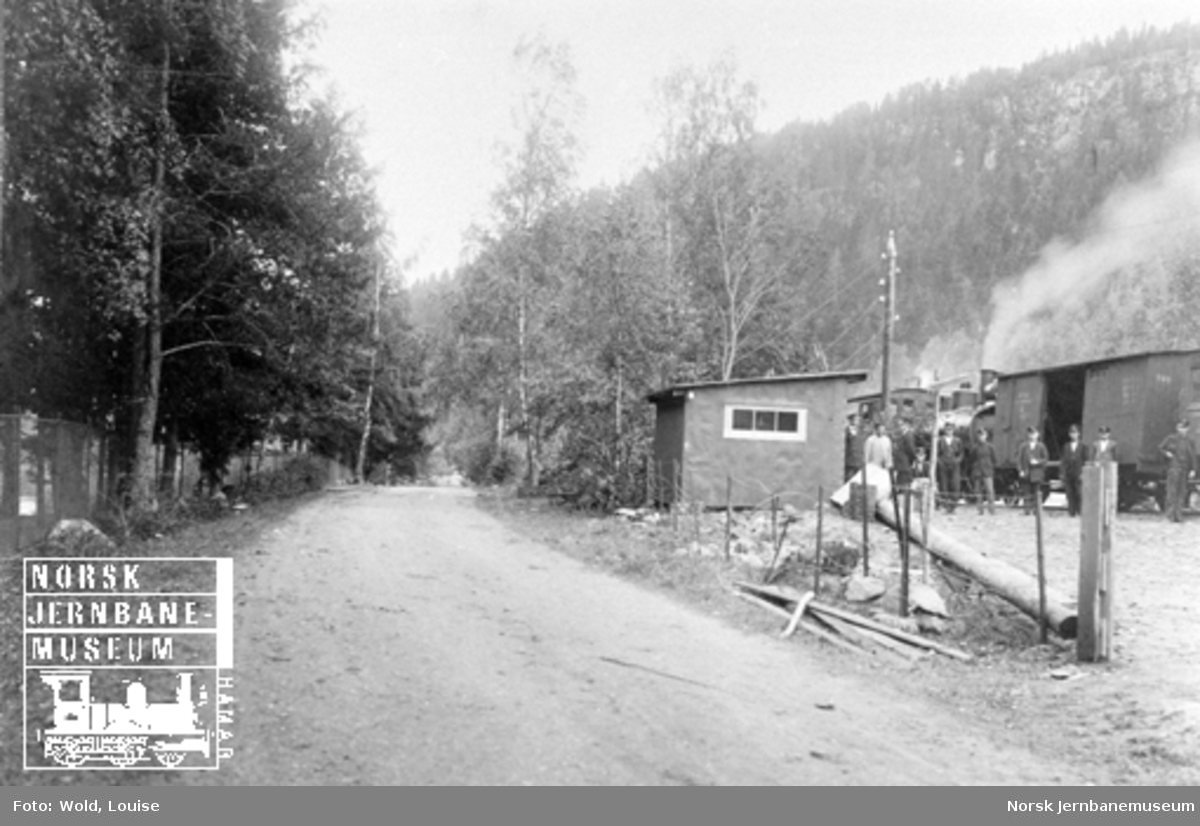 Smørstein-raset; tog med jernbanepersonale ved Smørstein holdeplass