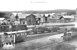 Eina stasjon med et av Valdresbanens damplokomotiver på svin