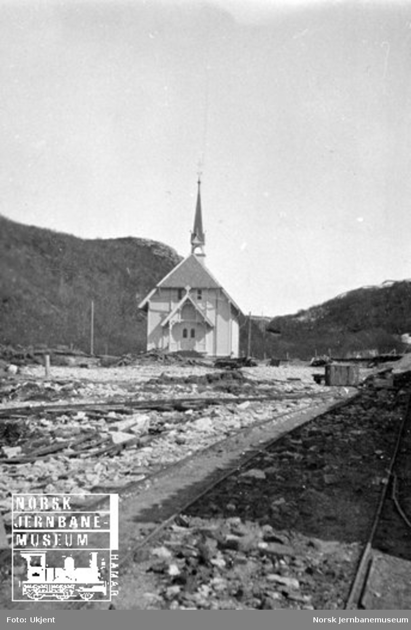 Kapellet ved Rønvik asyl (senere Nordland psykiatriske sykehus) med spor i forgrunnen