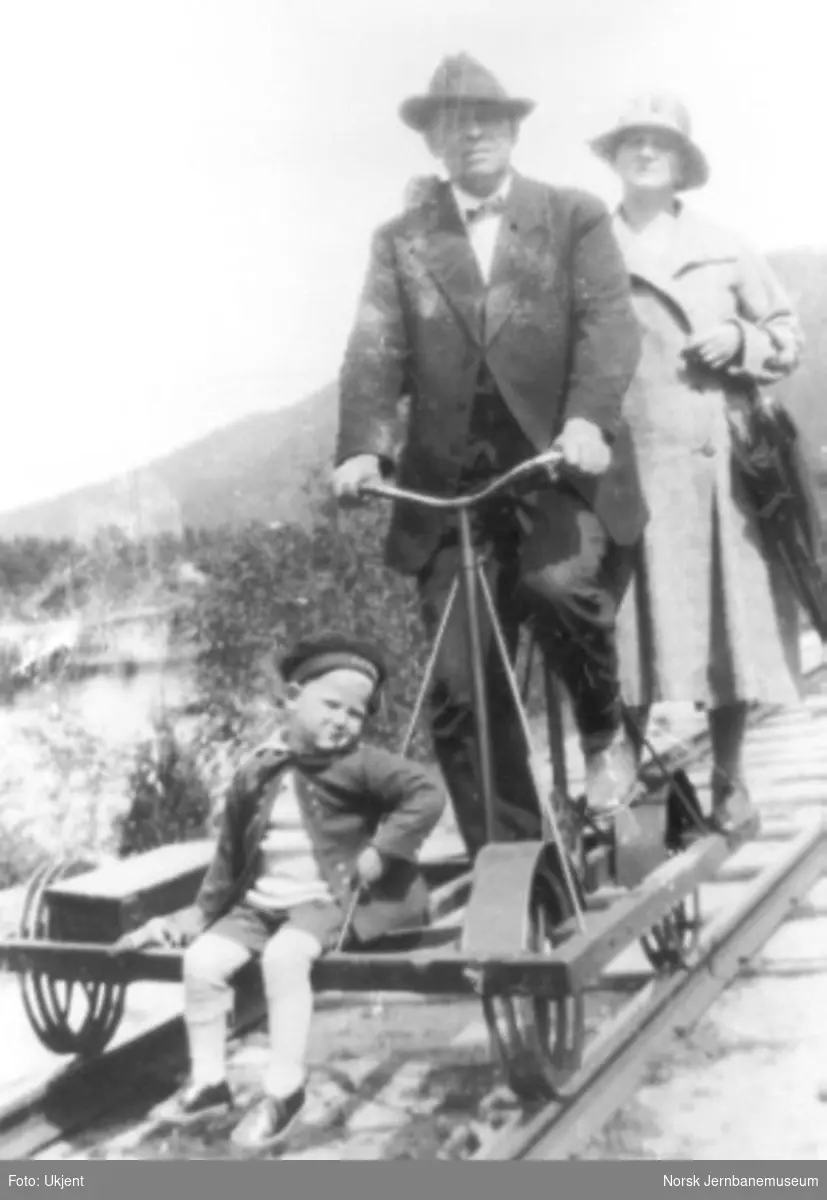 Stasjonsmester Torjus Jacobsen med familie på sykkeldresin
