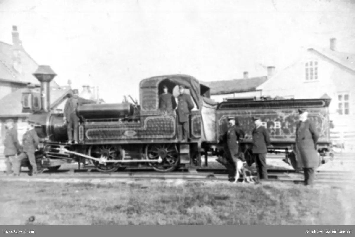 Damplokomotiv type IX nr. 5 "Einar" med personale i forgrunnen
