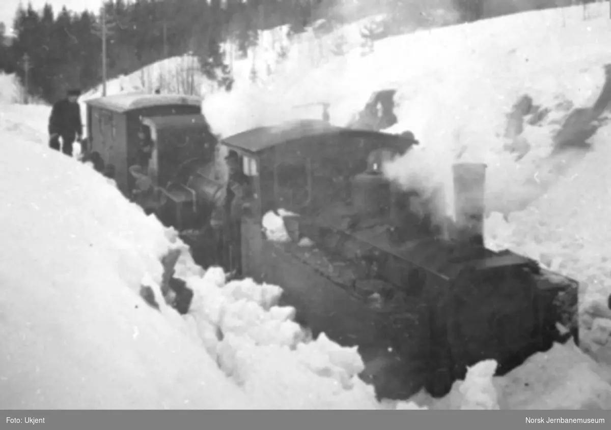 "Fra snesjauen 27. jan. - 4. febr. 1920" : to damplokomotiver under snørydding, hhv. type XXV og IV