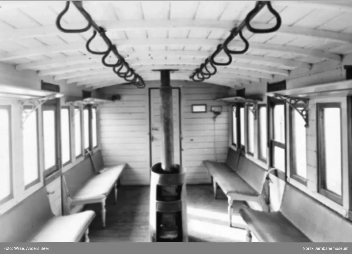 Interiørbilde fra karet litra C nr. 394 ombygget til åpen personvogn med langsgående benker