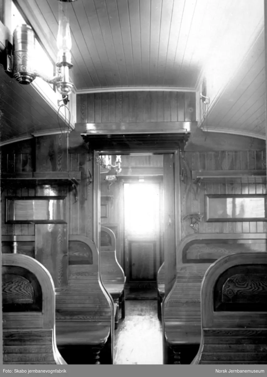 Interiørbilde fra 3. klasse-avdeling i personvogn, trolig til Rjukanbanen