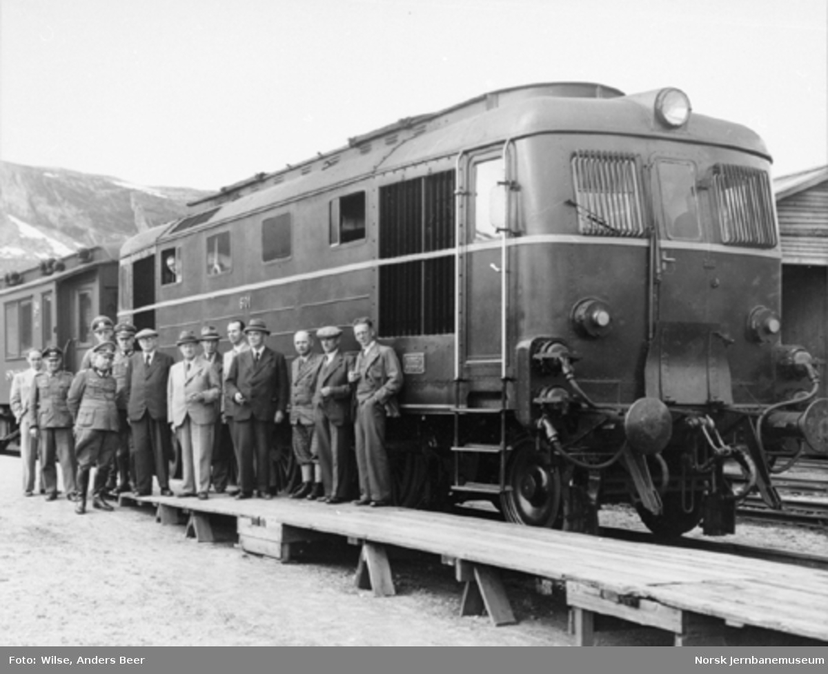 Diesellokomotiv type Di 1 nr. 601 på prøvetur med representanter fra NSB og okkupasjonsmakten