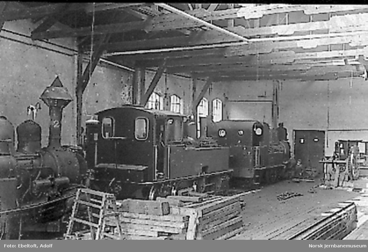 Interiørbilde fra verkstedet i Arendal med damplokomotiver av type IV og XXV