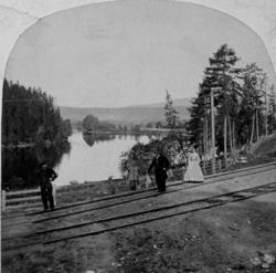 Parti fra Hen med to spor og en planovergang til venstre