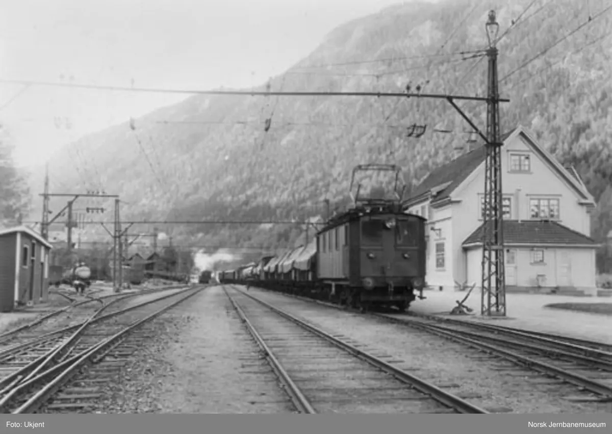 Rjukan stasjon : elektrisk lokomotiv nr. 1 står klar med tog i spor 1 ...