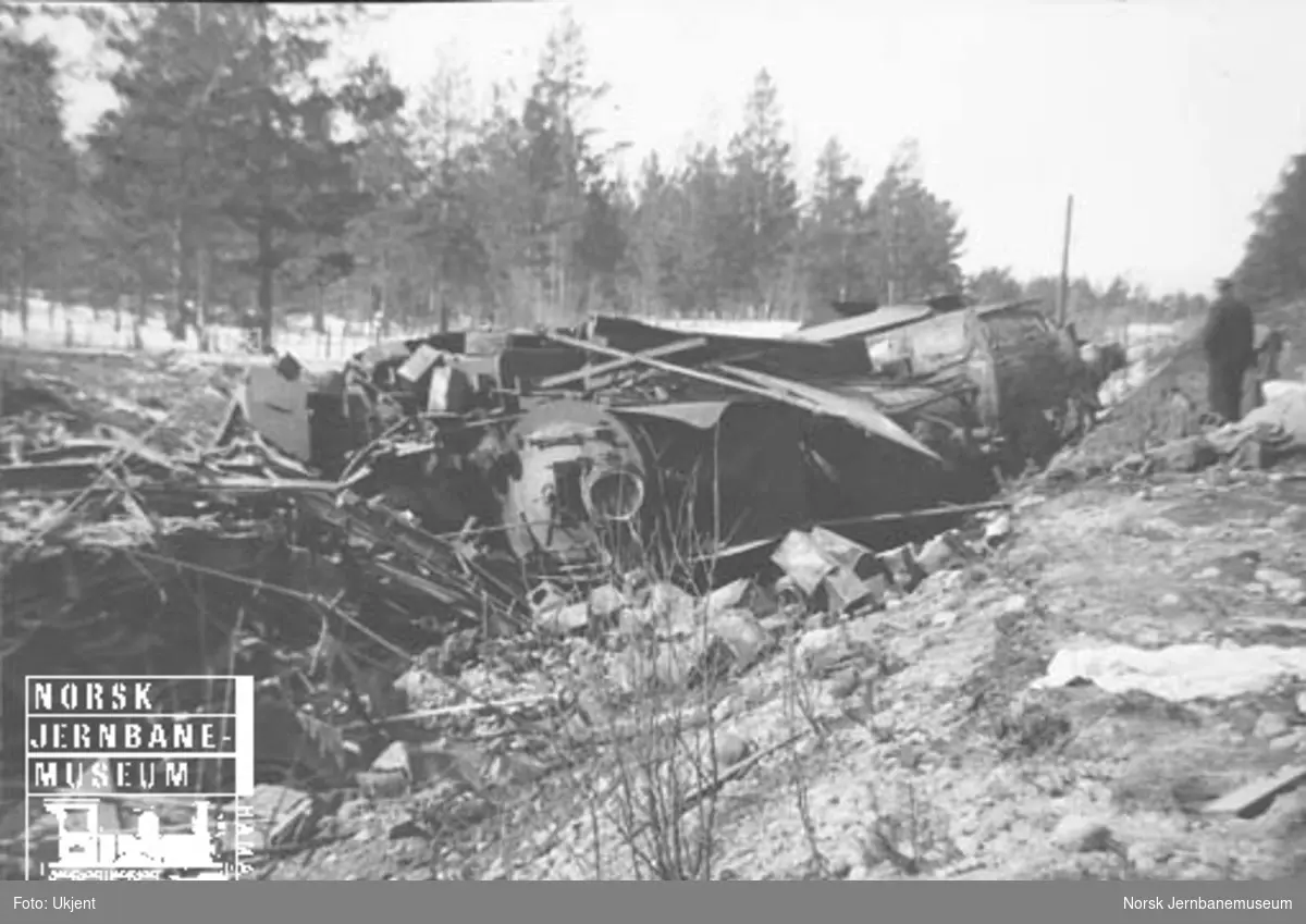 Avsporet damplokomotiv, trolig type 26c nr. 435, mellom Lesjaskog og Lesjaverk