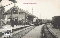 Hønefoss stasjon med ankommet tog fra Randsfjordbanen