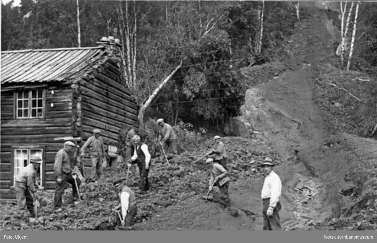 Jordskred ved Verma 9.6.1926 : oppryddingsarbeider