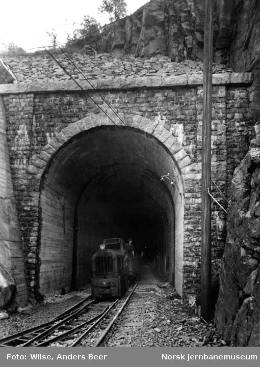 Kvineshei tunnel : vestre innslag med anleggstog