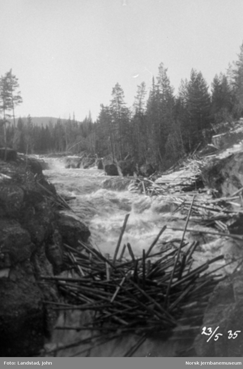 Tømmerslipping i Hovda elv ved Sorknes seter vegbru