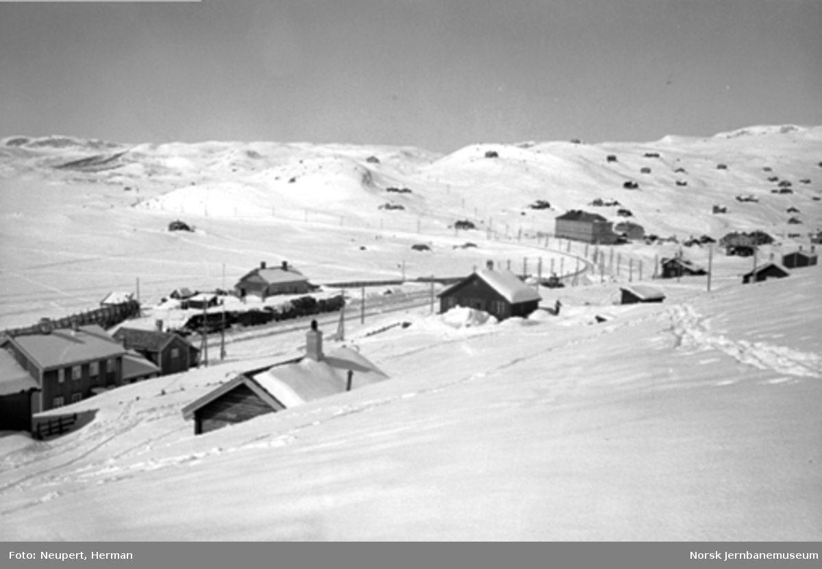 Oversiktsbilde fra Ustaoset med bl.a. stasjonen og hotellet