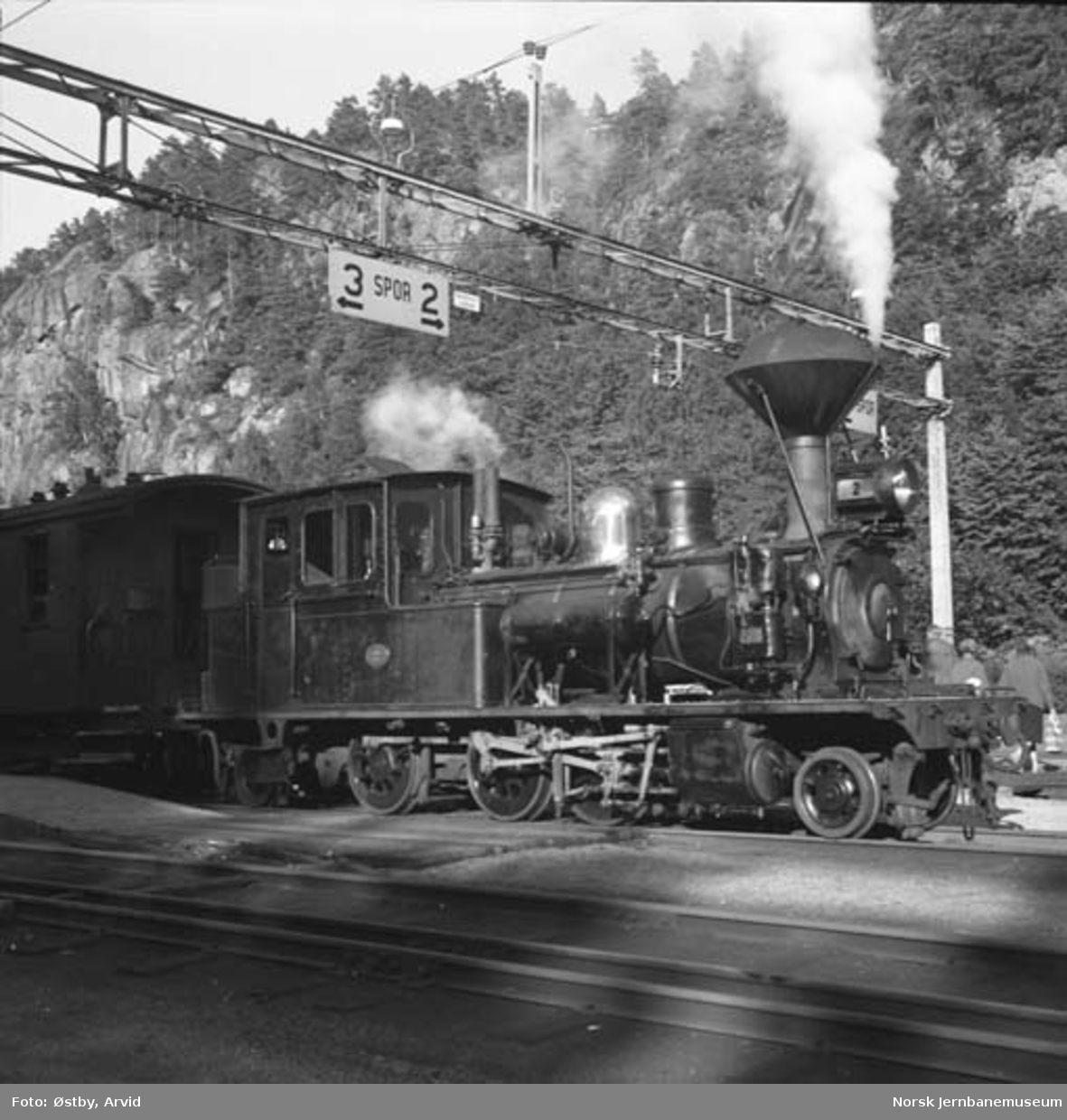 Setesdalsbanens damplokomotiv type XXI nr. 2 foran persontog