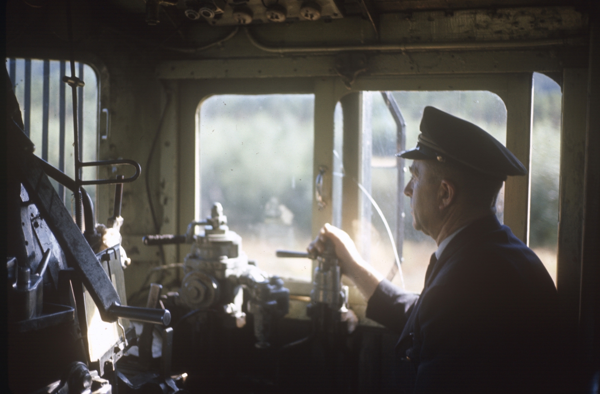 Lokomotivføreren på sin arbeidsplass, førerrommet på et damplokomotiv