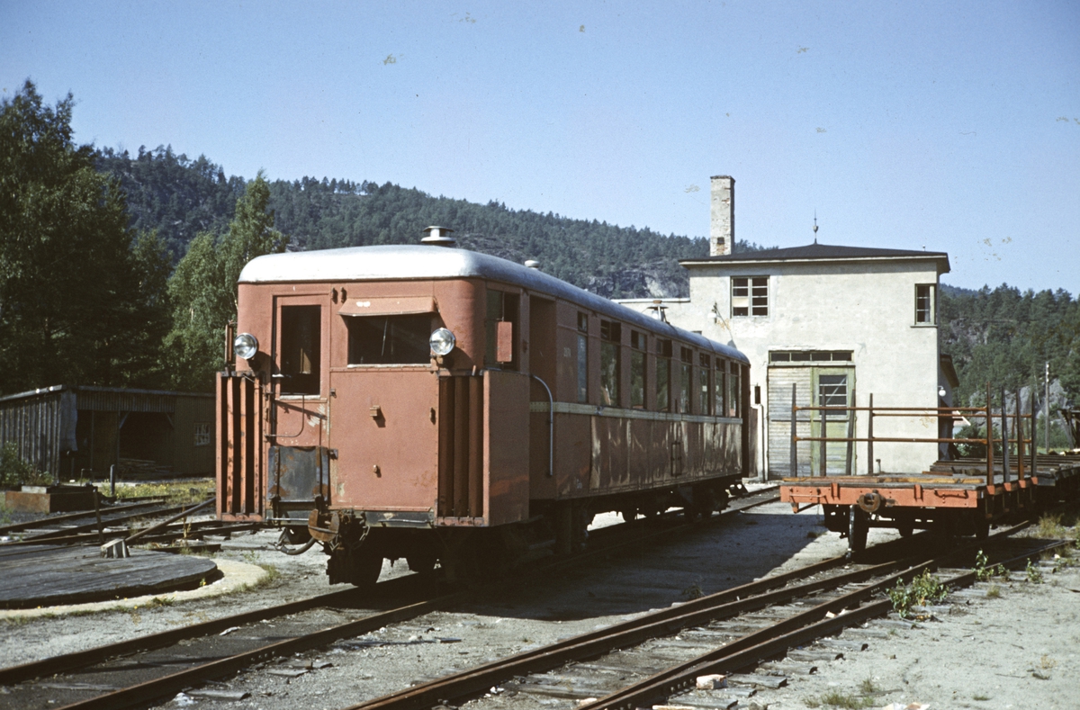 Setesdalsbanens motorvogn Cmb 2674 og plattformvogn litra T2, trolig nr 260 utenfor lokomotivstallen på Grovane