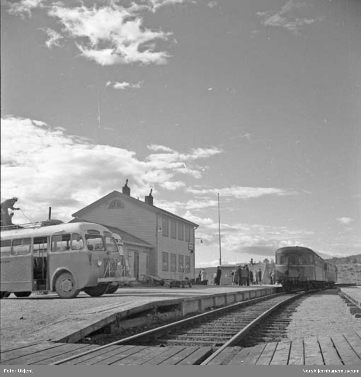 Lønsdal stasjon med "Nordlandsekspressen" og busser