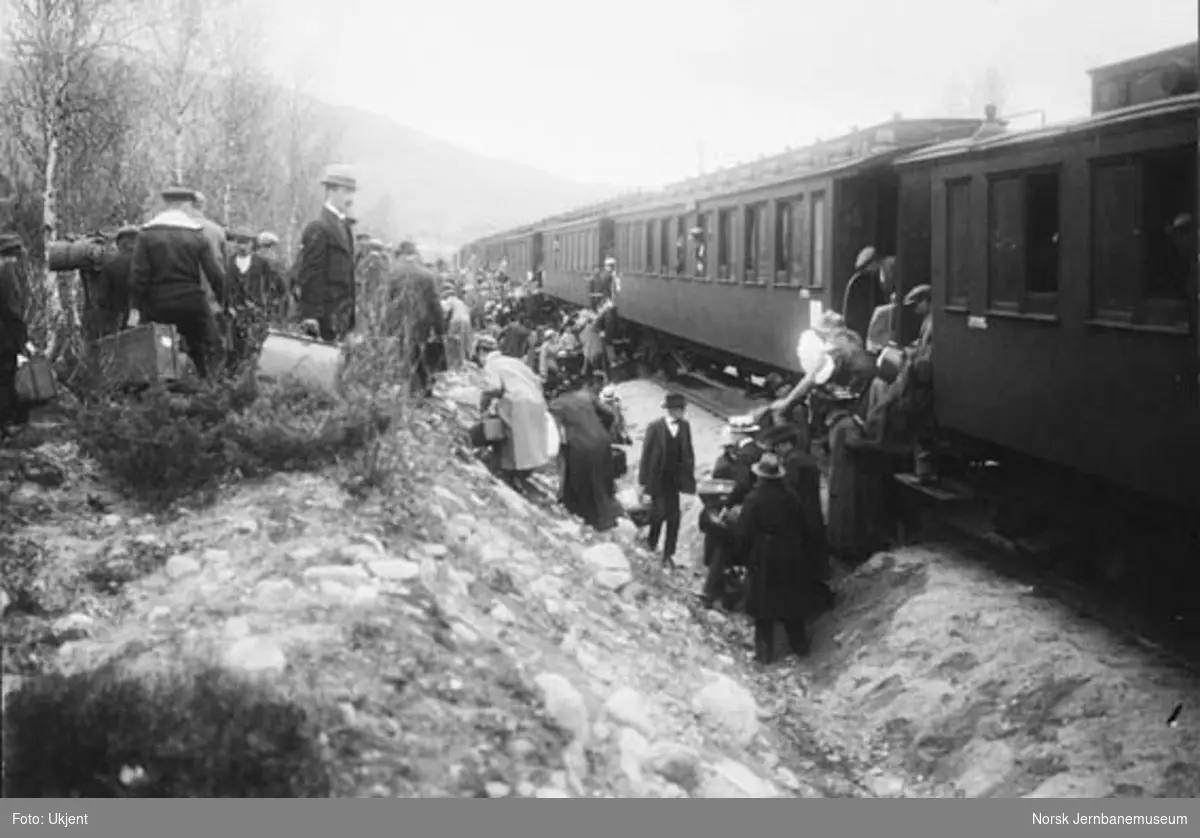 Reisende stiger av toget ved bruddstedet på Bardøla