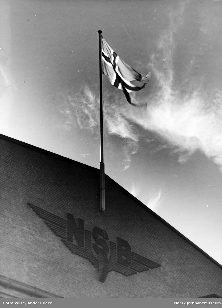 NSB Verkstedet Grorud : NSB-logo og flagg i gavlen