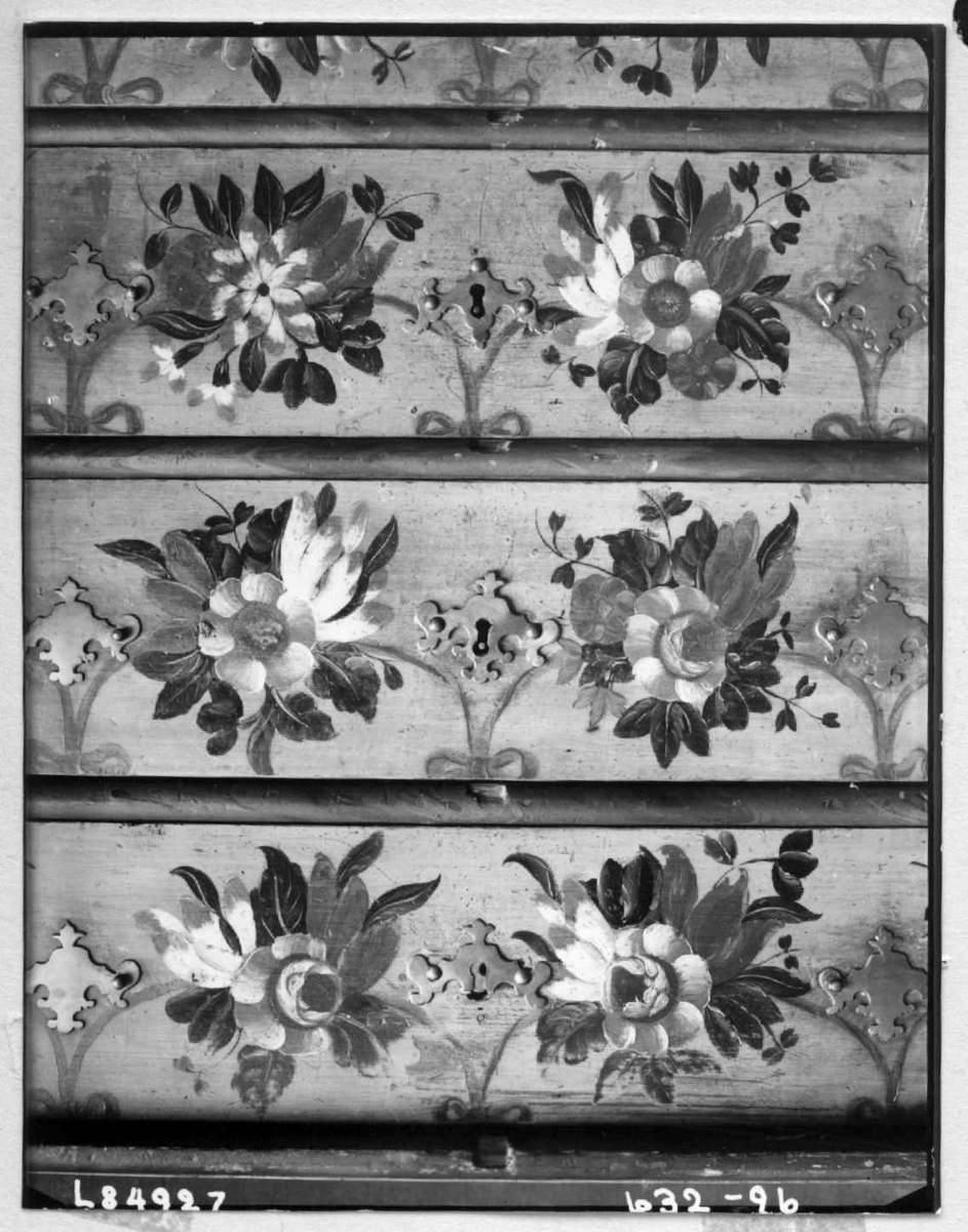 Malt av Peder Aadnes (1739-1792) fra Søndre Land, bygdemaler med noe profesjonell utdanning. Hans stil var rokokko, og som en av 1700-tallets ledende norske malere påvirket han mange bygdemalere på Østlandet.