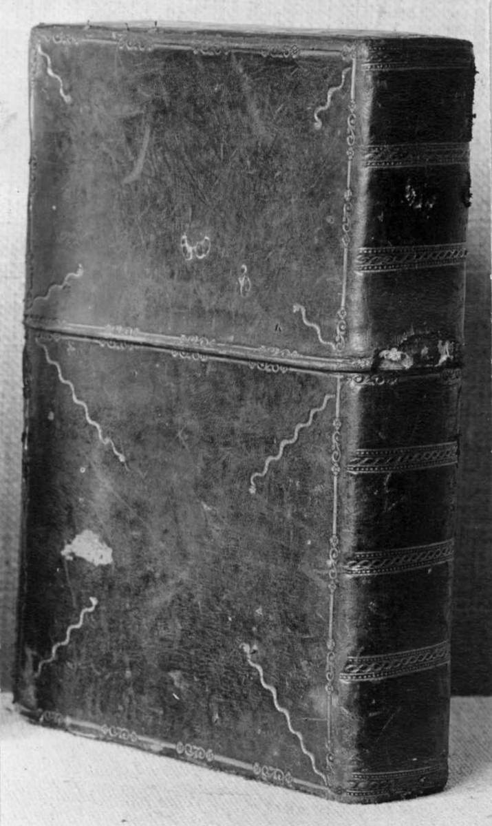 Alterbok med lærbind og sølvsbeslag og todelt futteral av lær og papp/papir.