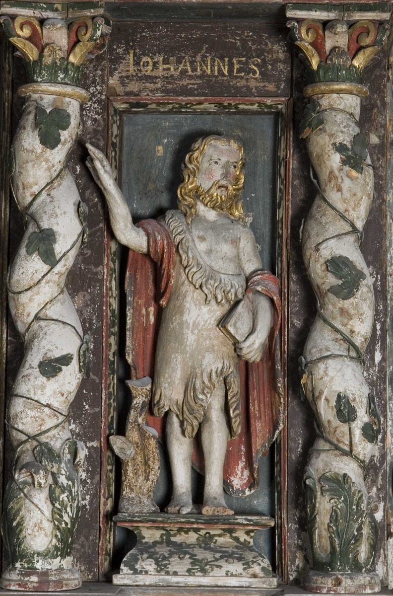 Nedenfra ser vi nattverden, den korsfestede Kristus flankert av Moses og Johannes, begravelsen, oppstandelsen og øverst Kristus som Salvator Mundi, Verdens Frelser. De fire figurene som holder hver sin bok, forestiller sannsynligvis de fire evangelistene. 