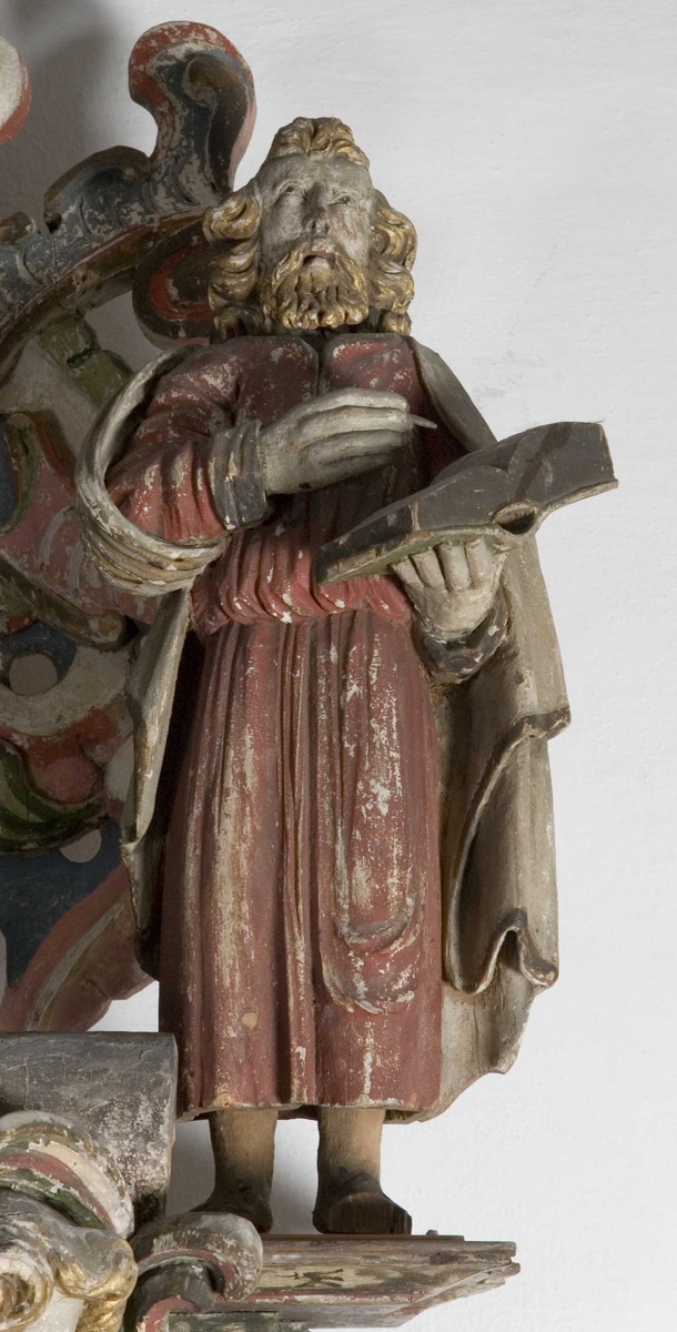 Nedenfra ser vi nattverden, den korsfestede Kristus flankert av Moses og Johannes, begravelsen, oppstandelsen og øverst Kristus som Salvator Mundi, Verdens Frelser. De fire figurene som holder hver sin bok, forestiller sannsynligvis de fire evangelistene. 