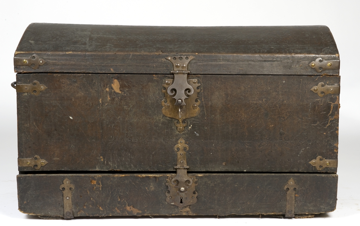 Kiste med buet lokk. Trukket med preget lær utvendig. Innvendig foret med tekstik. I fronten en låsbar skuff foret med kobberstikk med datering "Decem 1651"