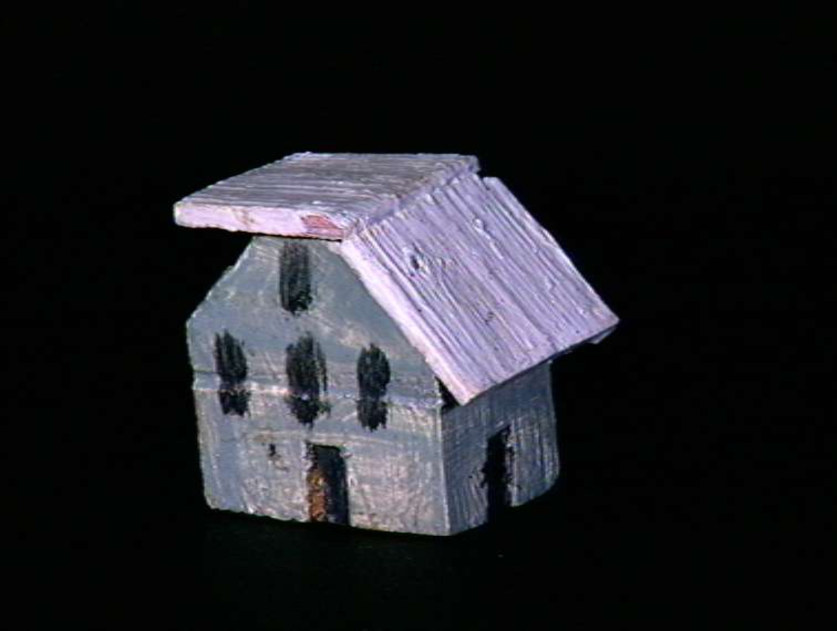 Sett med ca 200 leketøyhus laget av tre i forskjellige former og farger.