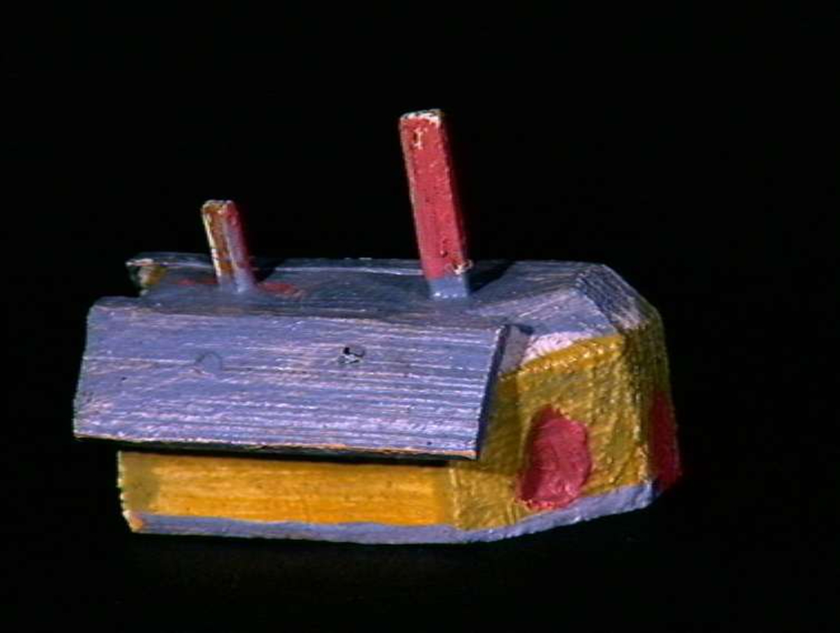 Sett med ca 200 leketøyhus laget av tre i forskjellige former og farger.